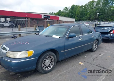 2001 Lincoln Town Car Signature z USA, uszkodzony, nr VIN 1LNHM82W31Y671765